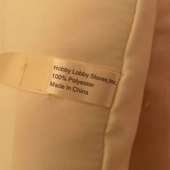 Pretty wedding rings pillow. All white with bow; including 2 white bows (mlb) - Picture 3 of 4